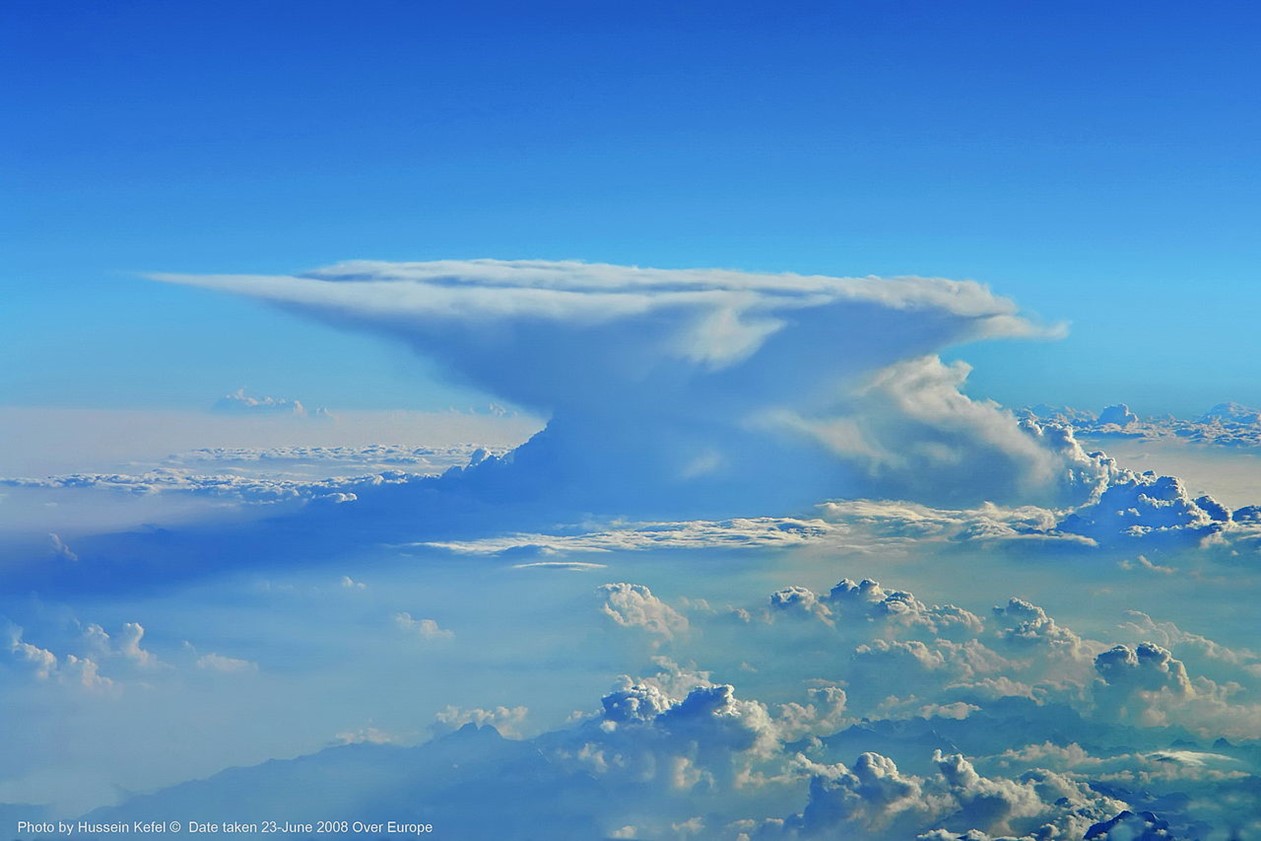 Anvil-shaped thunderhead