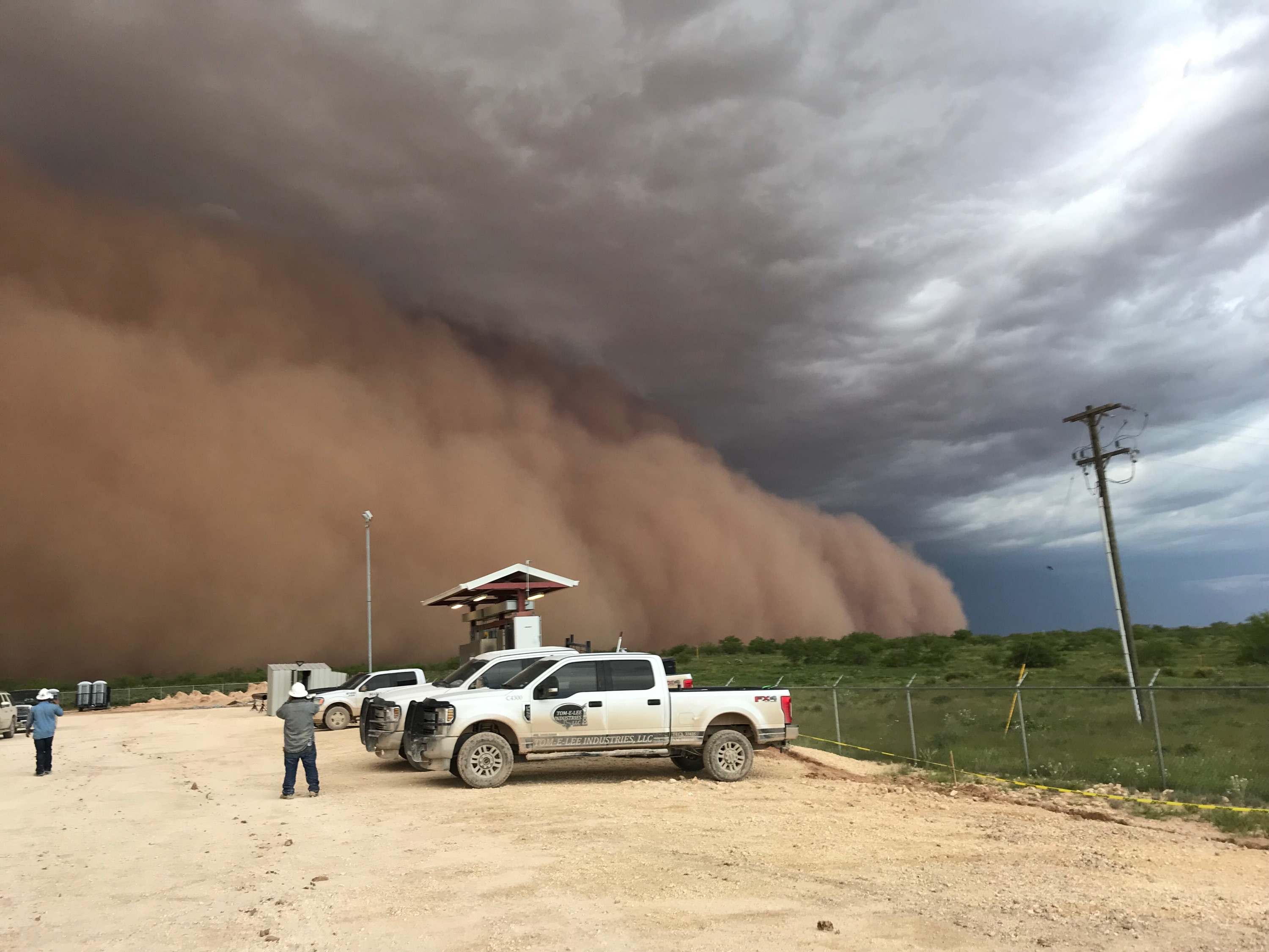 A haboob appears at the leading edge of a thunderstorm