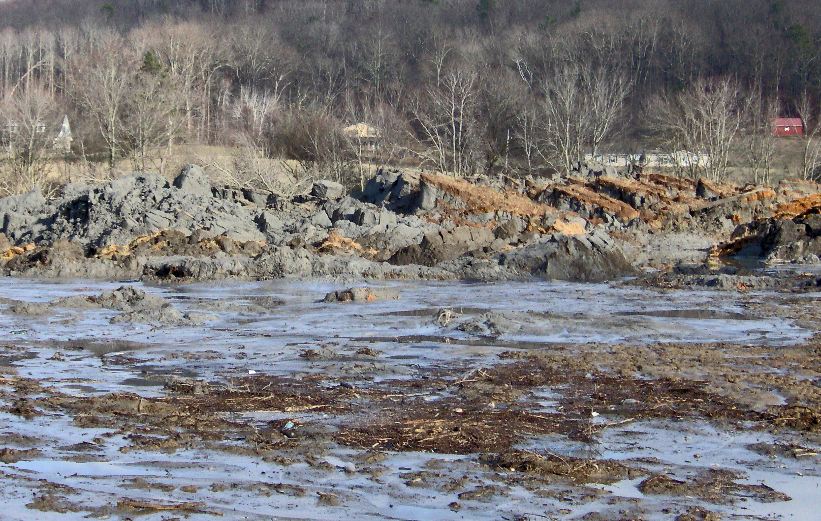 EarthDate 451-3 In 2008, the largest coal ash spill in U.S. history occurred when a containment dam at the Kingston power plant in Tennessee failed, releasing 5.4 million cubic yards (about 1.1 billion gallons) of coal ash into nearby rivers and surrounding land.