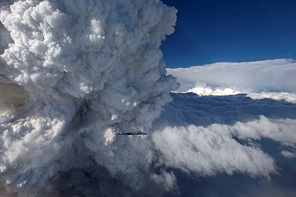 A fire reconnaissance plane observes a pyrocumulus cloud 